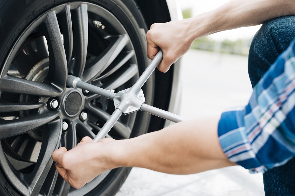 Neumático pinchado o rueda desinflado: ¿cómo saberlo?