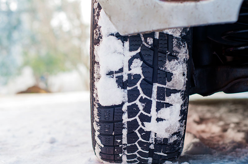 ¿Cadenas o neumáticos de invierno para conducir por la nieve?